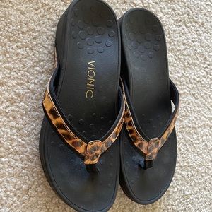 Vionic Hightide Sandals Flip Flops Sz 8 Animal Print
